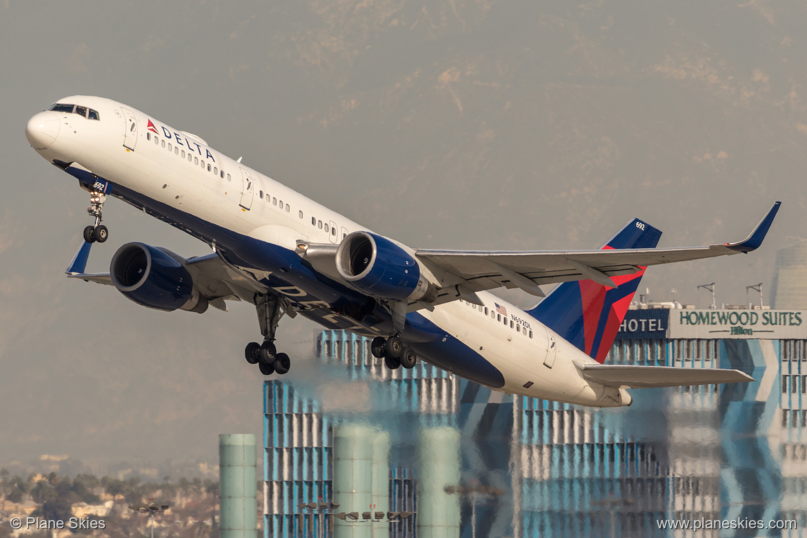 Delta Air Lines Boeing 757-200 N692DL at Los Angeles International Airport (KLAX/LAX) Delta Air Lines Boeing 757-200 N692DL at Los Angeles International Airport (KLAX/LAX)