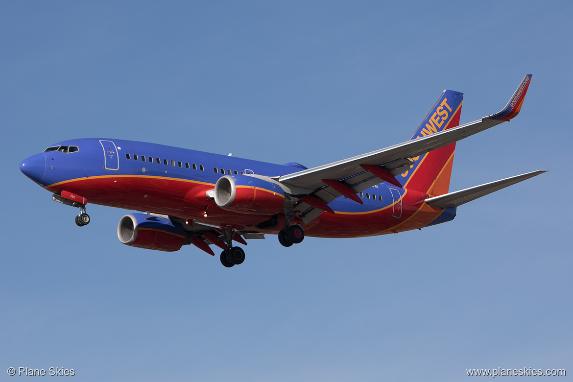 Southwest Airlines Boeing 737-700 N725SW at Los Angeles International Airport (KLAX/LAX)