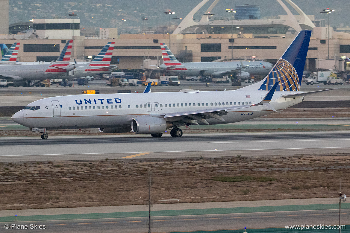 United Airlines Boeing 737-800 N77525 at Los Angeles International Airport (KLAX/LAX)