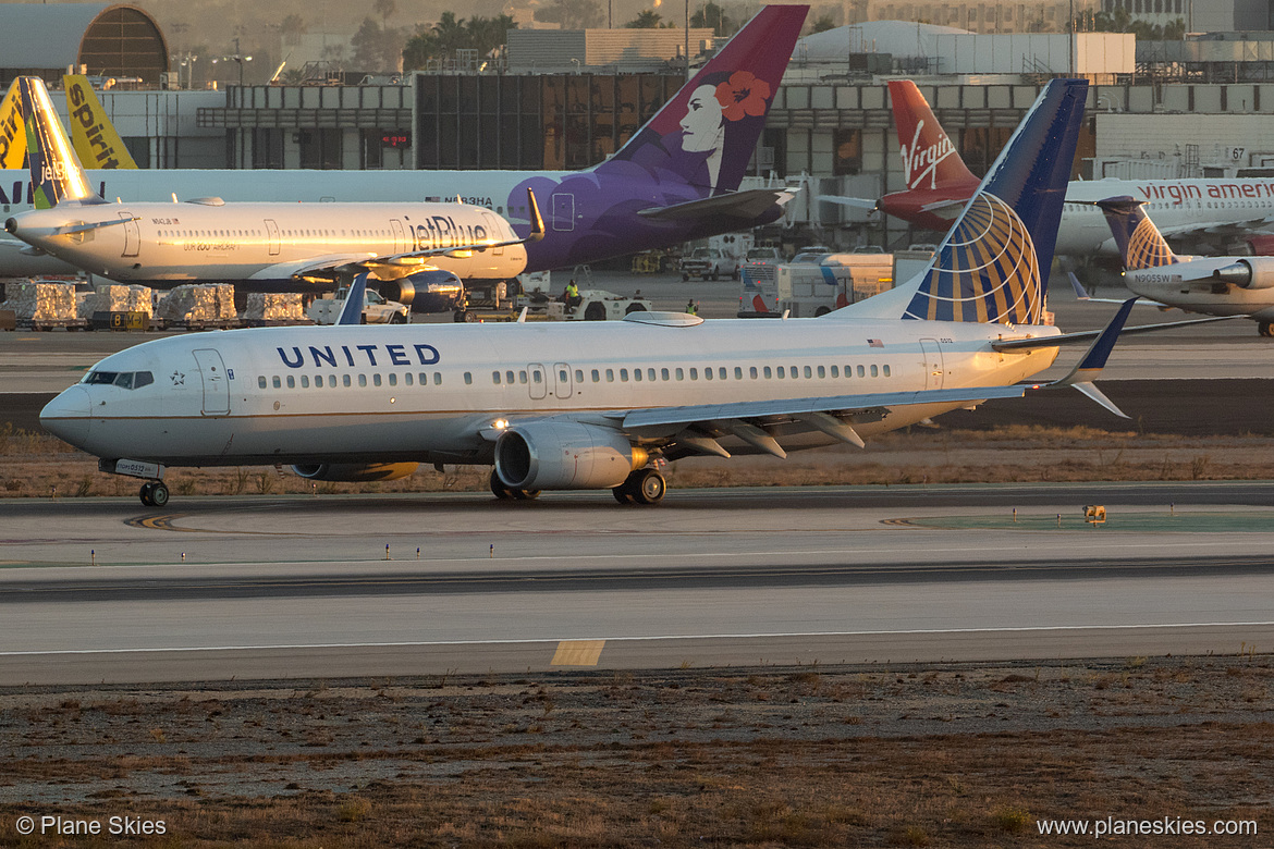 United Airlines Boeing 737-800 N87512 at Los Angeles International Airport (KLAX/LAX) United Airlines Boeing 737-800 N87512 at Los Angeles International Airport (KLAX/LAX)