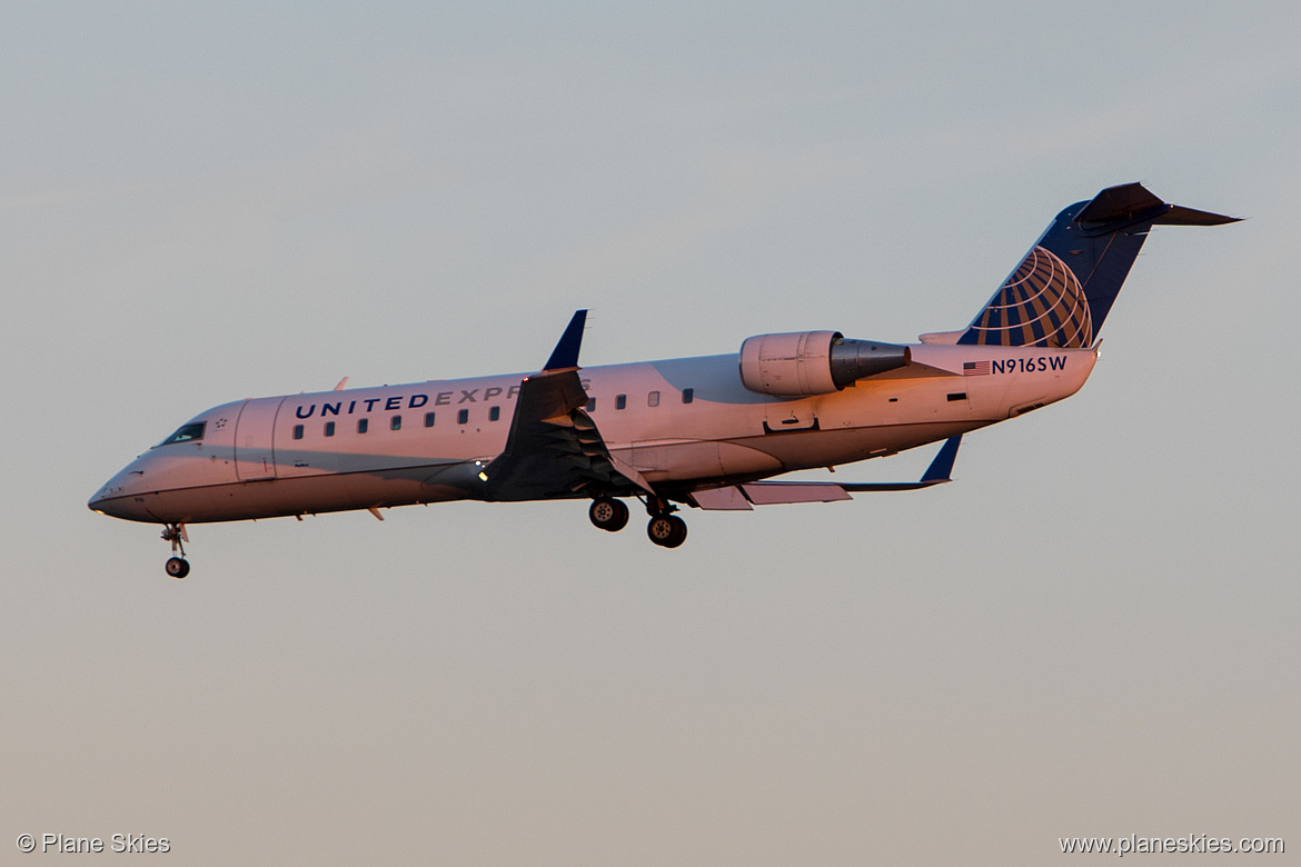 SkyWest Airlines Canadair CRJ-200 N916SW at Los Angeles International Airport (KLAX/LAX)