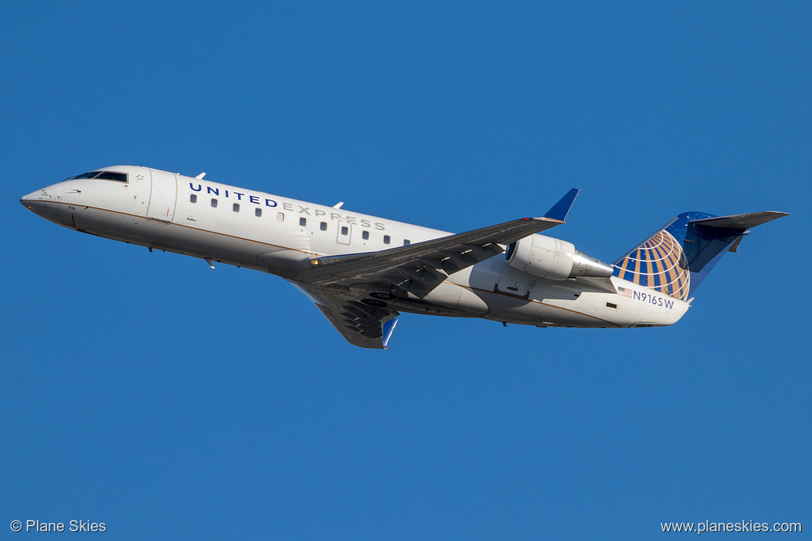 SkyWest Airlines Canadair CRJ-200 N916SW at Los Angeles International Airport (KLAX/LAX)