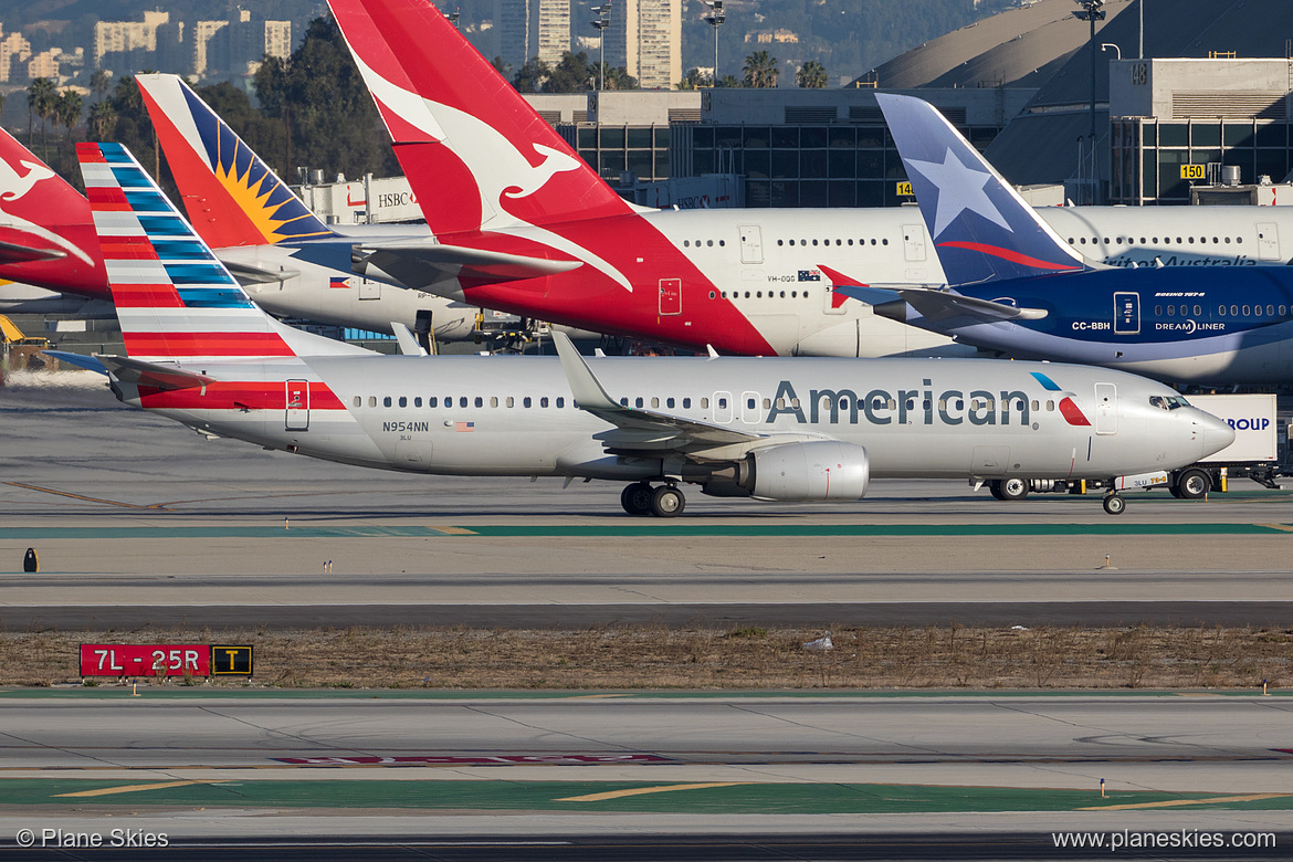 American Airlines Boeing 737-800 N954NN at Los Angeles International Airport (KLAX/LAX) American Airlines Boeing 737-800 N954NN at Los Angeles International Airport (KLAX/LAX)