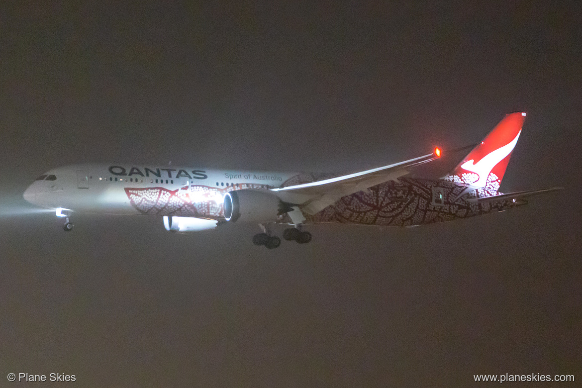 Qantas Boeing 787-9 VH-ZND at London Heathrow Airport (EGLL/LHR)