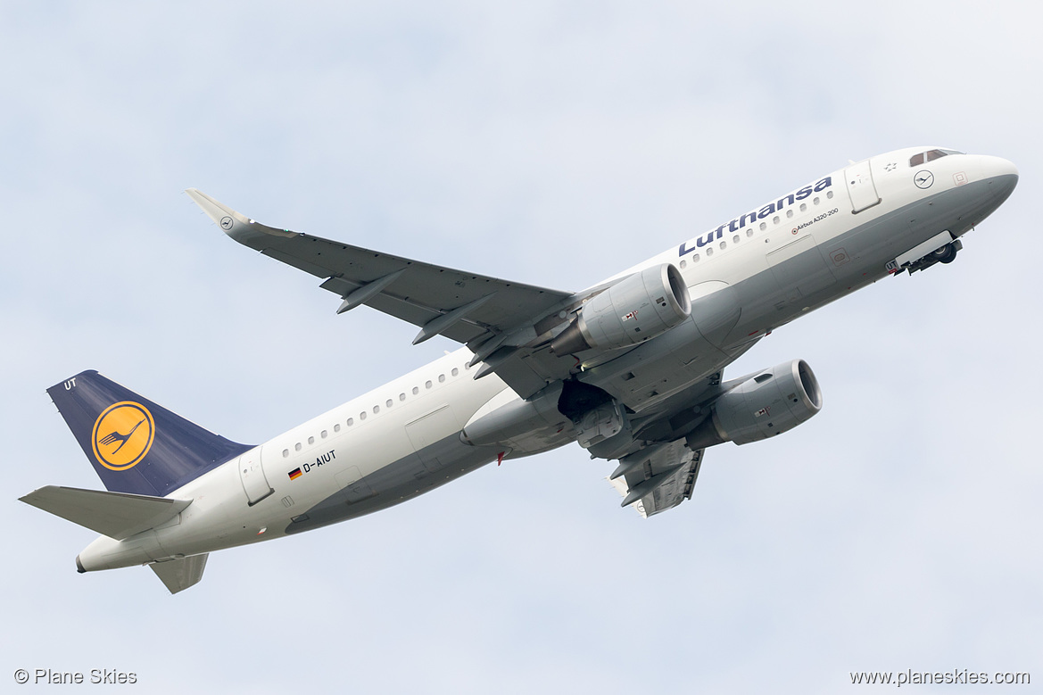Lufthansa Airbus A320-200 D-AIUT at Munich International Airport (EDDM/MUC)