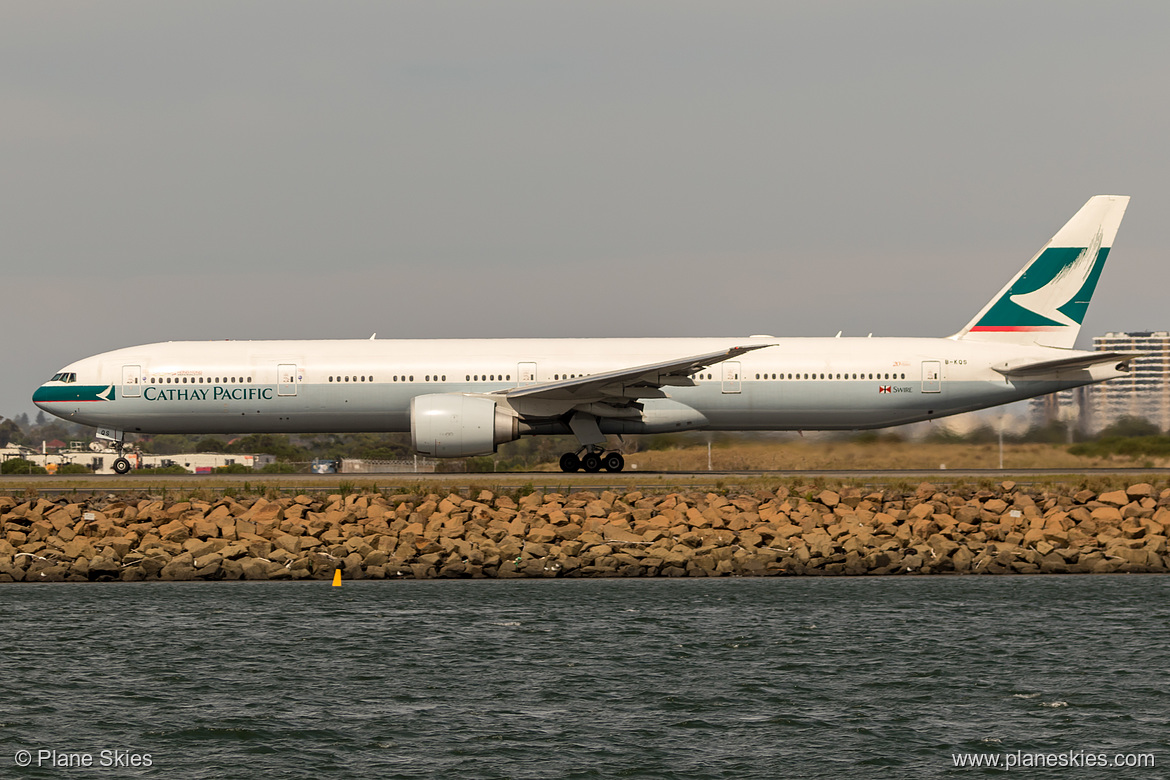 Cathay Pacific Boeing 777-300ER B-KQS at Sydney Kingsford Smith International Airport (YSSY/SYD) Cathay Pacific Boeing 777-300ER B-KQS at Sydney Kingsford Smith International Airport (YSSY/SYD)