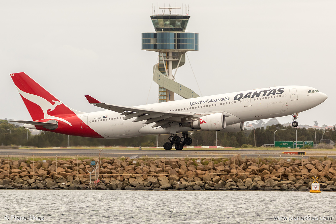 Qantas Airbus A330-200 VH-EBC at Sydney Kingsford Smith International Airport (YSSY/SYD) Qantas Airbus A330-200 VH-EBC at Sydney Kingsford Smith International Airport (YSSY/SYD)