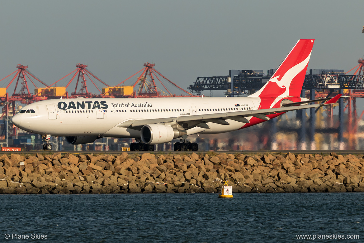 Qantas Airbus A330-200 VH-EBK at Sydney Kingsford Smith International Airport (YSSY/SYD) Qantas Airbus A330-200 VH-EBK at Sydney Kingsford Smith International Airport (YSSY/SYD)