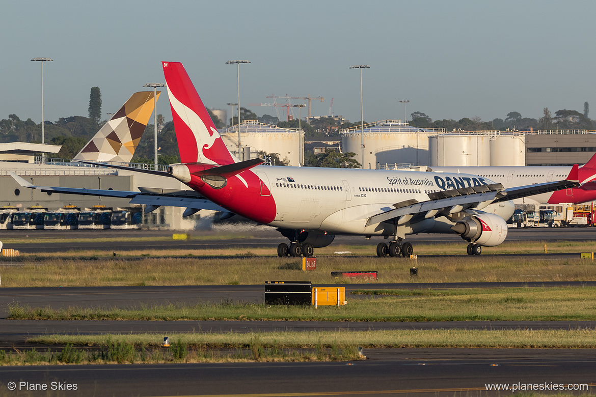 Qantas Airbus A330-200 VH-EBN at Sydney Kingsford Smith International Airport (YSSY/SYD) Qantas Airbus A330-200 VH-EBN at Sydney Kingsford Smith International Airport (YSSY/SYD)