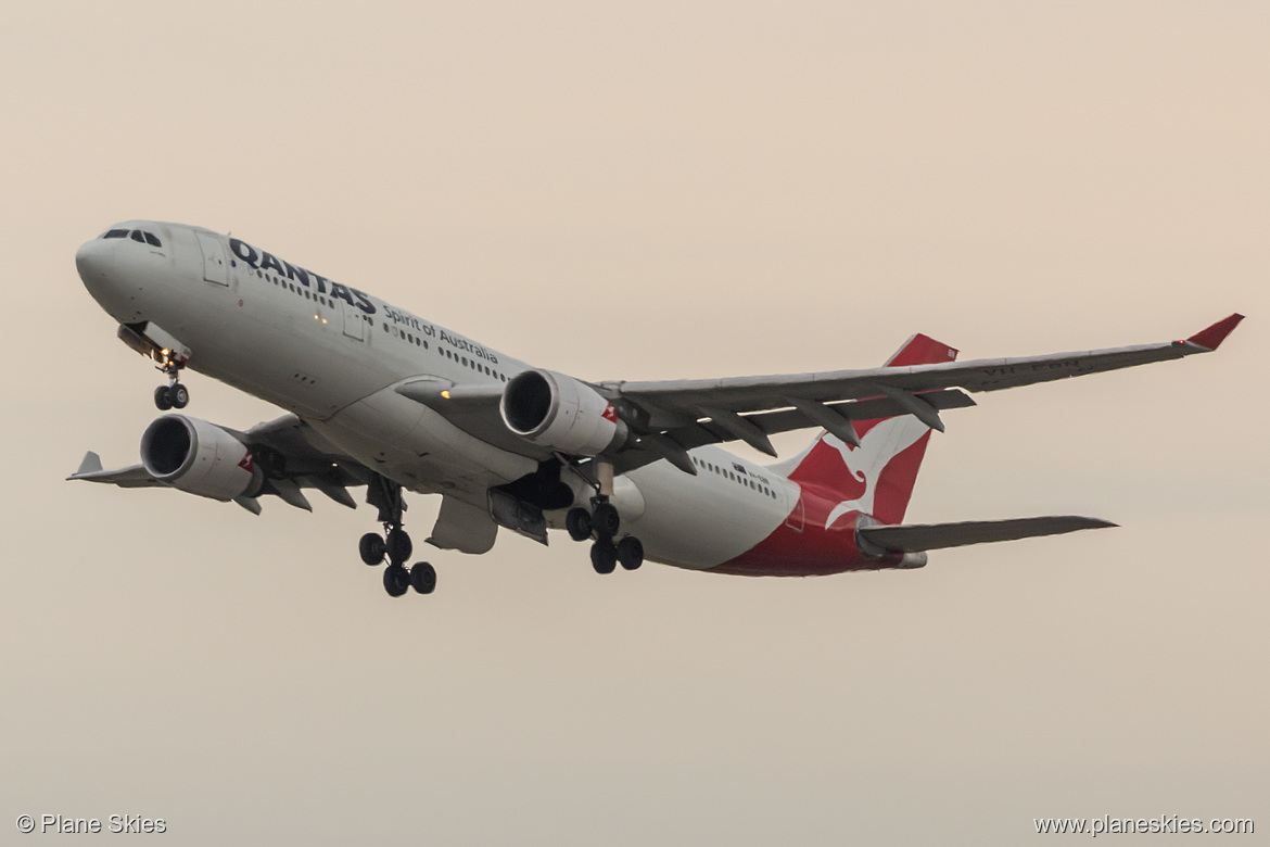 Qantas Airbus A330-200 VH-EBN at Sydney Kingsford Smith International Airport (YSSY/SYD)