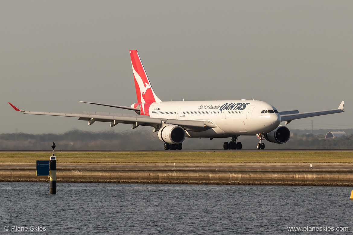 Qantas Airbus A330-200 VH-EBQ at Sydney Kingsford Smith International Airport (YSSY/SYD) Qantas Airbus A330-200 VH-EBQ at Sydney Kingsford Smith International Airport (YSSY/SYD)