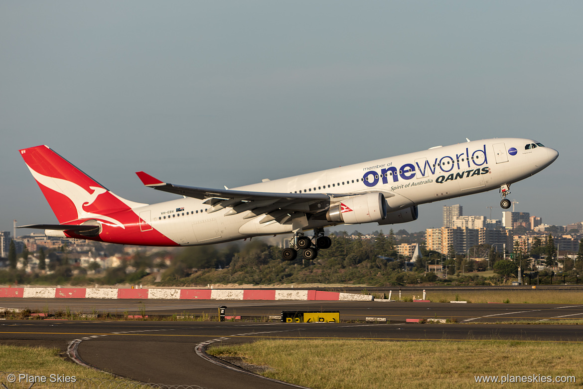 Qantas Airbus A330-200 VH-EBV at Sydney Kingsford Smith International Airport (YSSY/SYD) Qantas Airbus A330-200 VH-EBV at Sydney Kingsford Smith International Airport (YSSY/SYD)