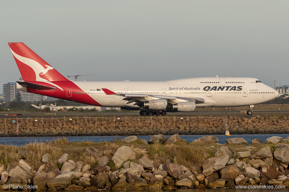 Qantas Boeing 747-400 VH-OJT at Sydney Kingsford Smith International Airport (YSSY/SYD) Qantas Boeing 747-400 VH-OJT at Sydney Kingsford Smith International Airport (YSSY/SYD)