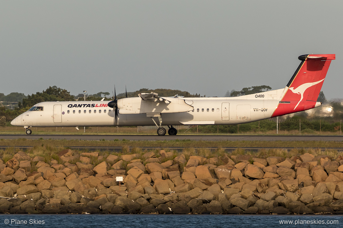 QantasLink DHC Dash-8-400 VH-QOF at Sydney Kingsford Smith International Airport (YSSY/SYD)