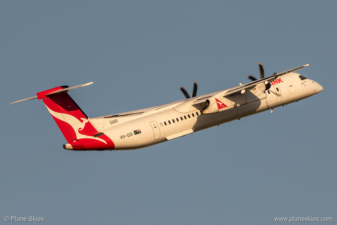 QantasLink DHC Dash-8-400 VH-QOI at Sydney Kingsford Smith International Airport (YSSY/SYD)