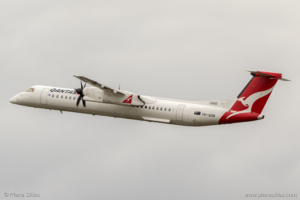 QantasLink DHC Dash-8-400 VH-QON at Sydney Kingsford Smith International Airport (YSSY/SYD)