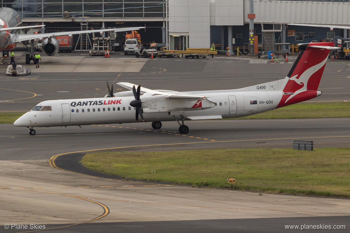 Qantas DHC Dash-8-400 VH-QOU at Sydney Kingsford Smith International Airport (YSSY/SYD)