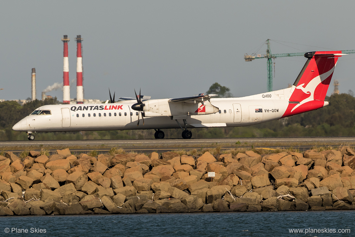 QantasLink DHC Dash-8-400 VH-QOW at Sydney Kingsford Smith International Airport (YSSY/SYD)