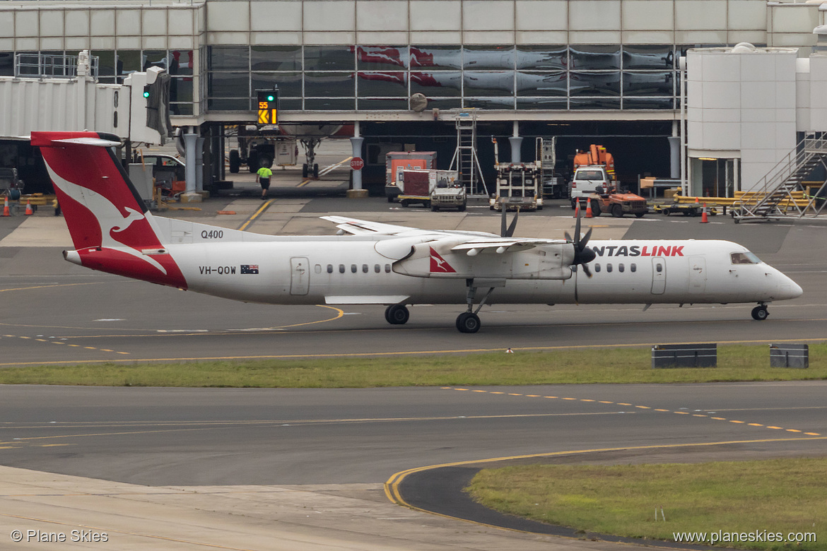 QantasLink DHC Dash-8-400 VH-QOW at Sydney Kingsford Smith International Airport (YSSY/SYD)