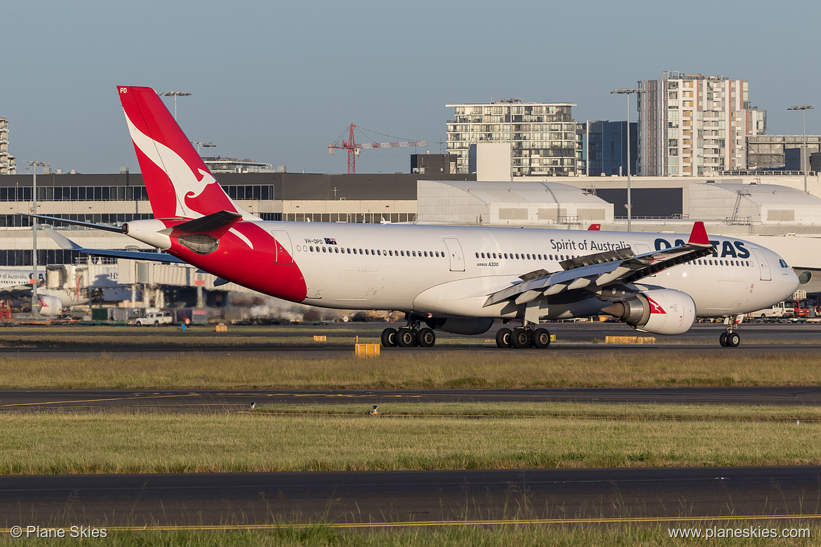 Qantas Airbus A330-300 VH-QPD at Sydney Kingsford Smith International Airport (YSSY/SYD) Qantas Airbus A330-300 VH-QPD at Sydney Kingsford Smith International Airport (YSSY/SYD)