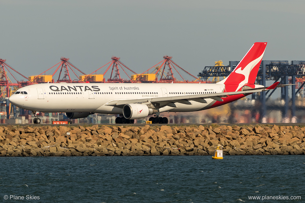 Qantas Airbus A330-300 VH-QPH at Sydney Kingsford Smith International Airport (YSSY/SYD)