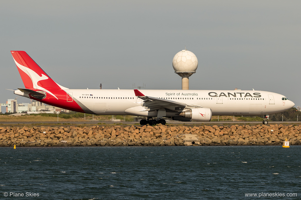 Qantas Airbus A330-300 VH-QPH at Sydney Kingsford Smith International Airport (YSSY/SYD) Qantas Airbus A330-300 VH-QPH at Sydney Kingsford Smith International Airport (YSSY/SYD)