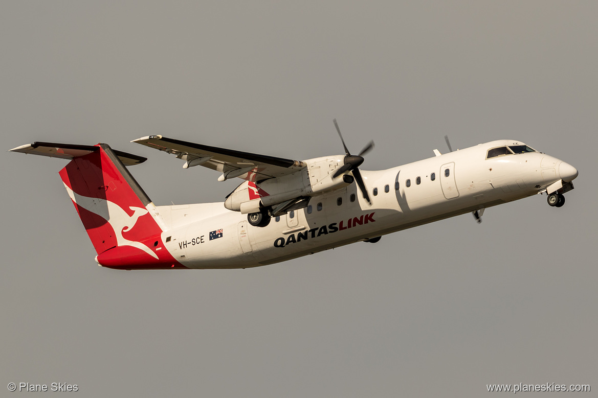 QantasLink DHC Dash-8-300 VH-SCE at Sydney Kingsford Smith International Airport (YSSY/SYD) QantasLink DHC Dash-8-300 VH-SCE at Sydney Kingsford Smith International Airport (YSSY/SYD)
