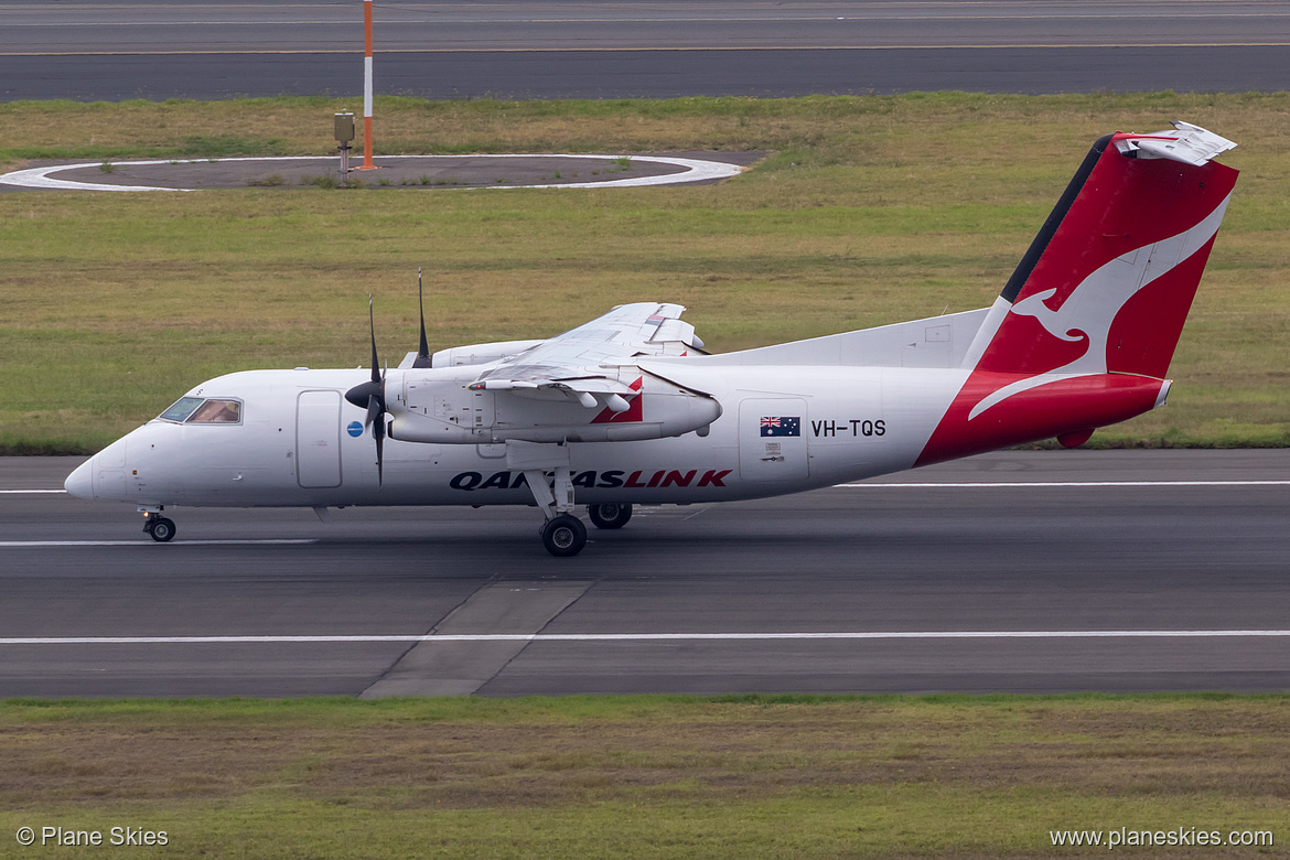 QantasLink DHC Dash-8-200 VH-TQS at Sydney Kingsford Smith International Airport (YSSY/SYD)