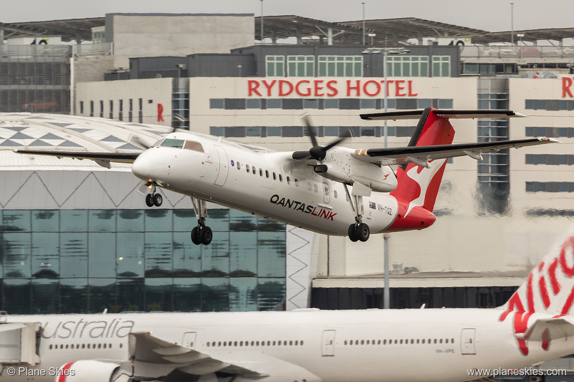 QantasLink DHC Dash-8-300 VH-TQZ at Sydney Kingsford Smith International Airport (YSSY/SYD)