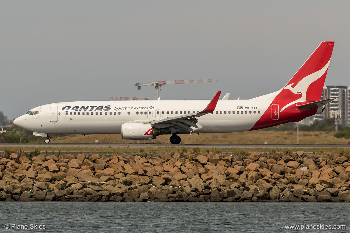 Qantas Boeing 737-800 VH-VXT at Sydney Kingsford Smith International Airport (YSSY/SYD) Qantas Boeing 737-800 VH-VXT at Sydney Kingsford Smith International Airport (YSSY/SYD)