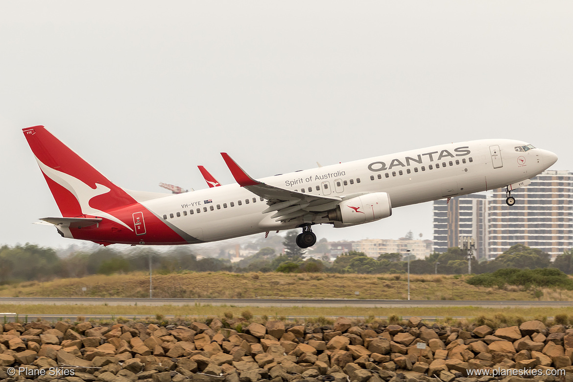Qantas Boeing 737-800 VH-VYE at Sydney Kingsford Smith International Airport (YSSY/SYD) Qantas Boeing 737-800 VH-VYE at Sydney Kingsford Smith International Airport (YSSY/SYD)