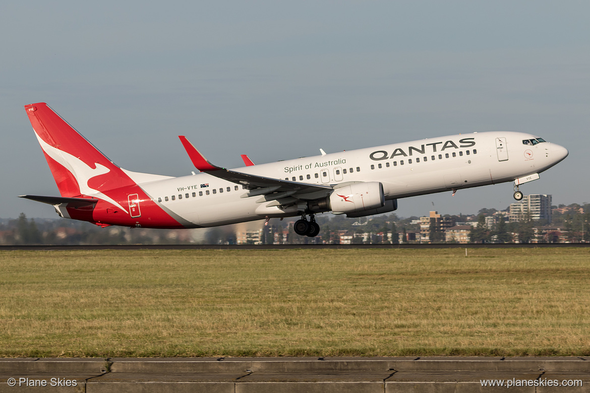 Qantas Boeing 737-800 VH-VYE at Sydney Kingsford Smith International Airport (YSSY/SYD) Qantas Boeing 737-800 VH-VYE at Sydney Kingsford Smith International Airport (YSSY/SYD)