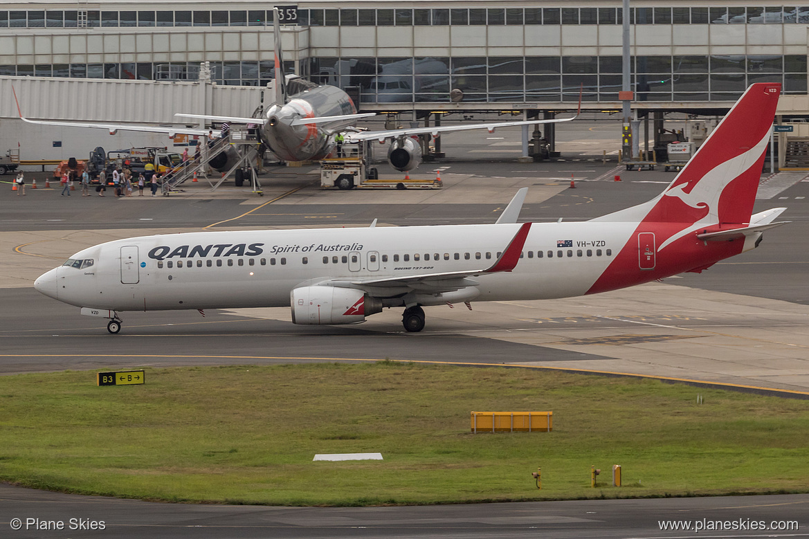 Qantas Boeing 737-800 VH-VZD at Sydney Kingsford Smith International Airport (YSSY/SYD)