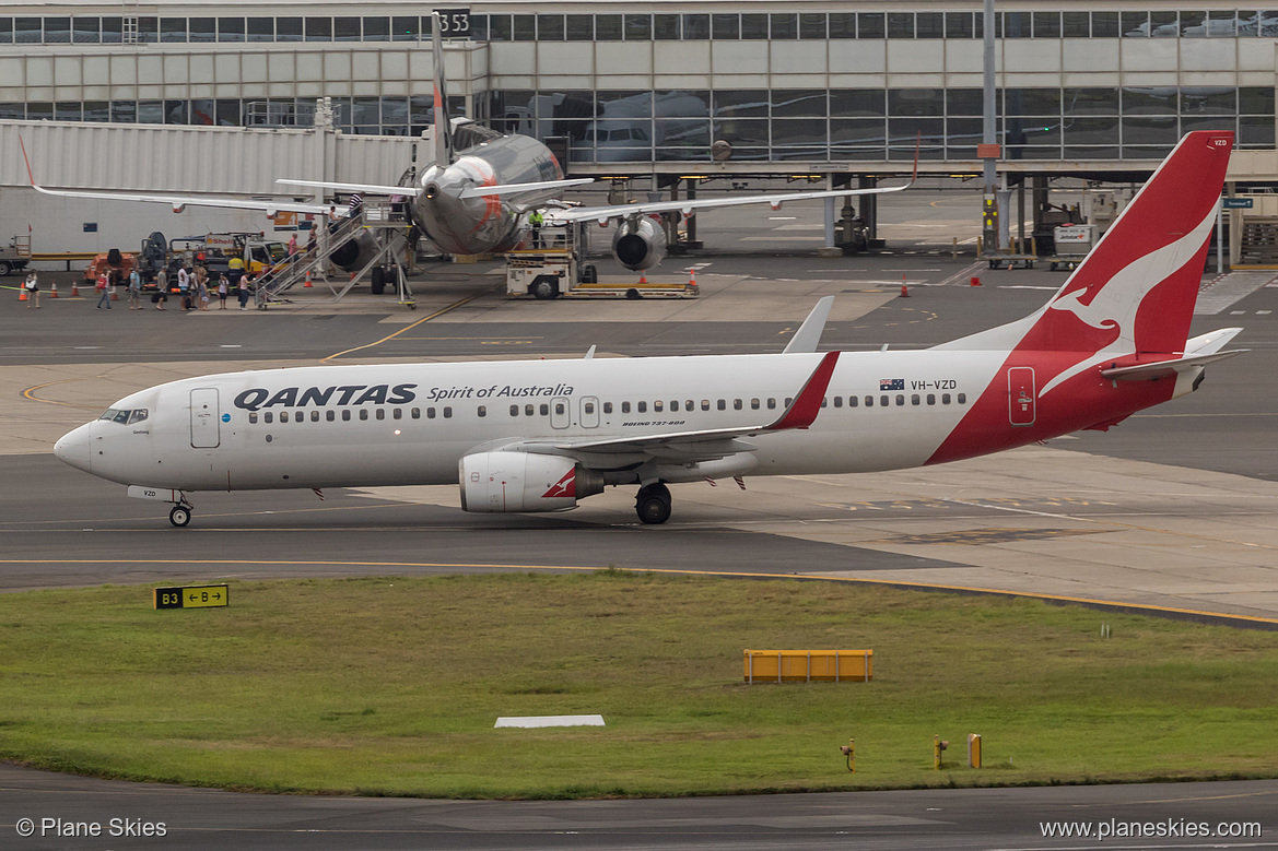 Qantas Boeing 737-800 VH-VZD at Sydney Kingsford Smith International Airport (YSSY/SYD) Qantas Boeing 737-800 VH-VZD at Sydney Kingsford Smith International Airport (YSSY/SYD)