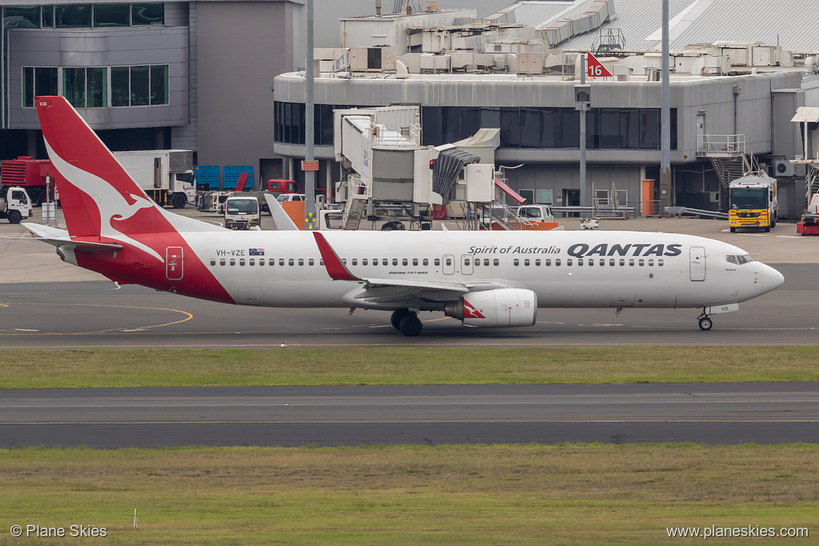 Qantas Boeing 737-800 VH-VZE at Sydney Kingsford Smith International Airport (YSSY/SYD) Qantas Boeing 737-800 VH-VZE at Sydney Kingsford Smith International Airport (YSSY/SYD)
