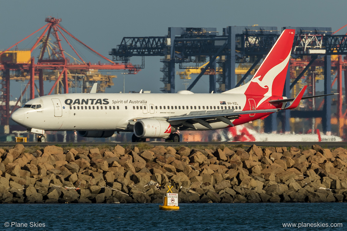 Qantas Boeing 737-800 VH-VZL at Sydney Kingsford Smith International Airport (YSSY/SYD) Qantas Boeing 737-800 VH-VZL at Sydney Kingsford Smith International Airport (YSSY/SYD)