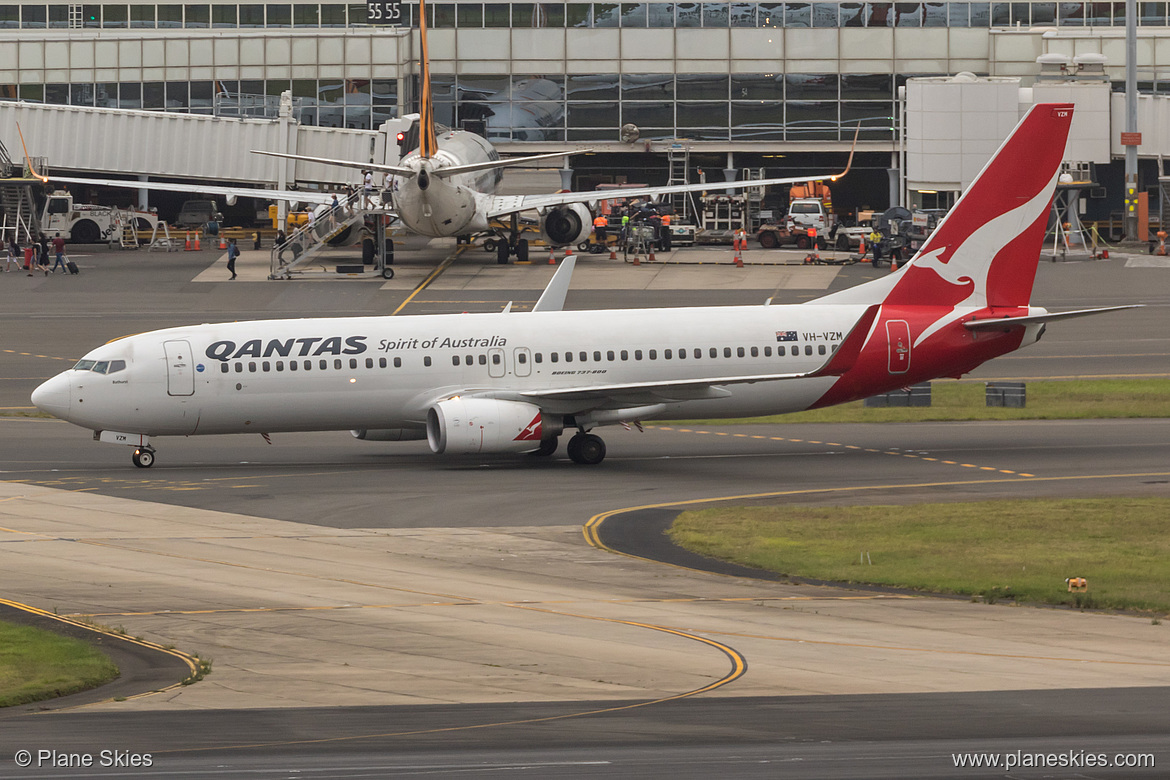 Qantas Boeing 737-800 VH-VZM at Sydney Kingsford Smith International Airport (YSSY/SYD) Qantas Boeing 737-800 VH-VZM at Sydney Kingsford Smith International Airport (YSSY/SYD)