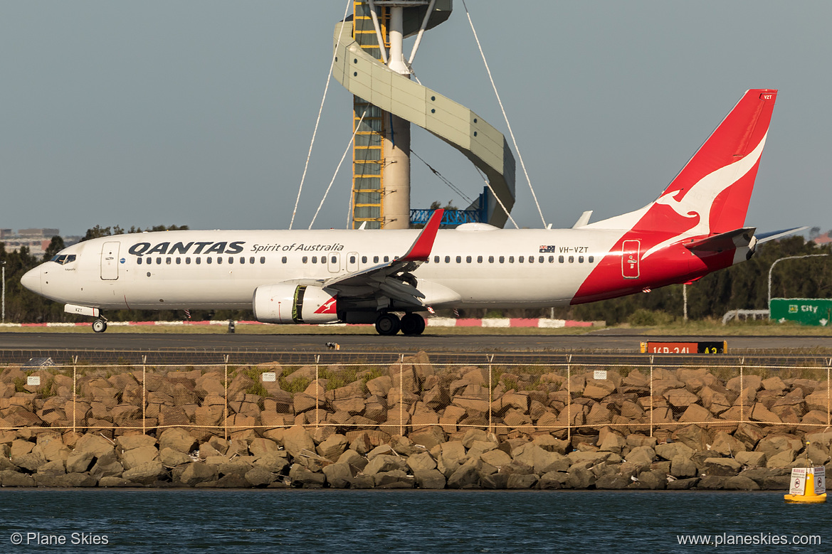 Qantas Boeing 737-800 VH-VZT at Sydney Kingsford Smith International Airport (YSSY/SYD) Qantas Boeing 737-800 VH-VZT at Sydney Kingsford Smith International Airport (YSSY/SYD)