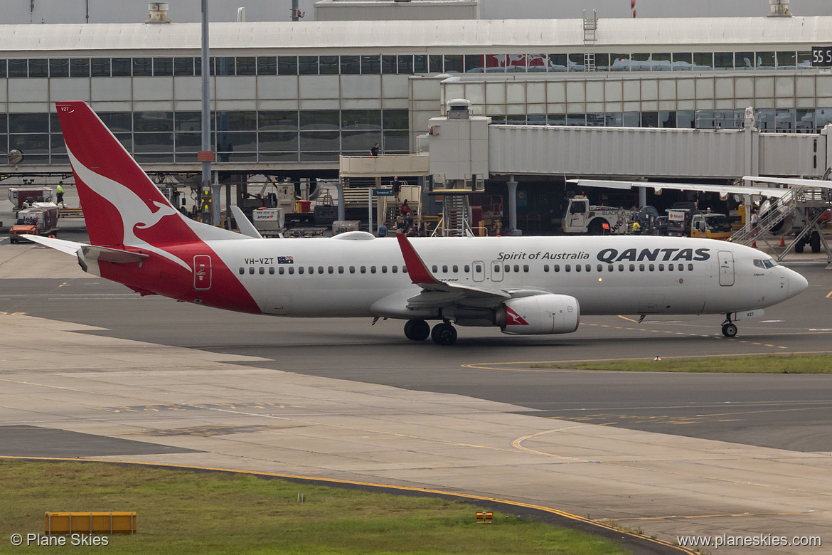 Qantas Boeing 737-800 VH-VZT at Sydney Kingsford Smith International Airport (YSSY/SYD) Qantas Boeing 737-800 VH-VZT at Sydney Kingsford Smith International Airport (YSSY/SYD)