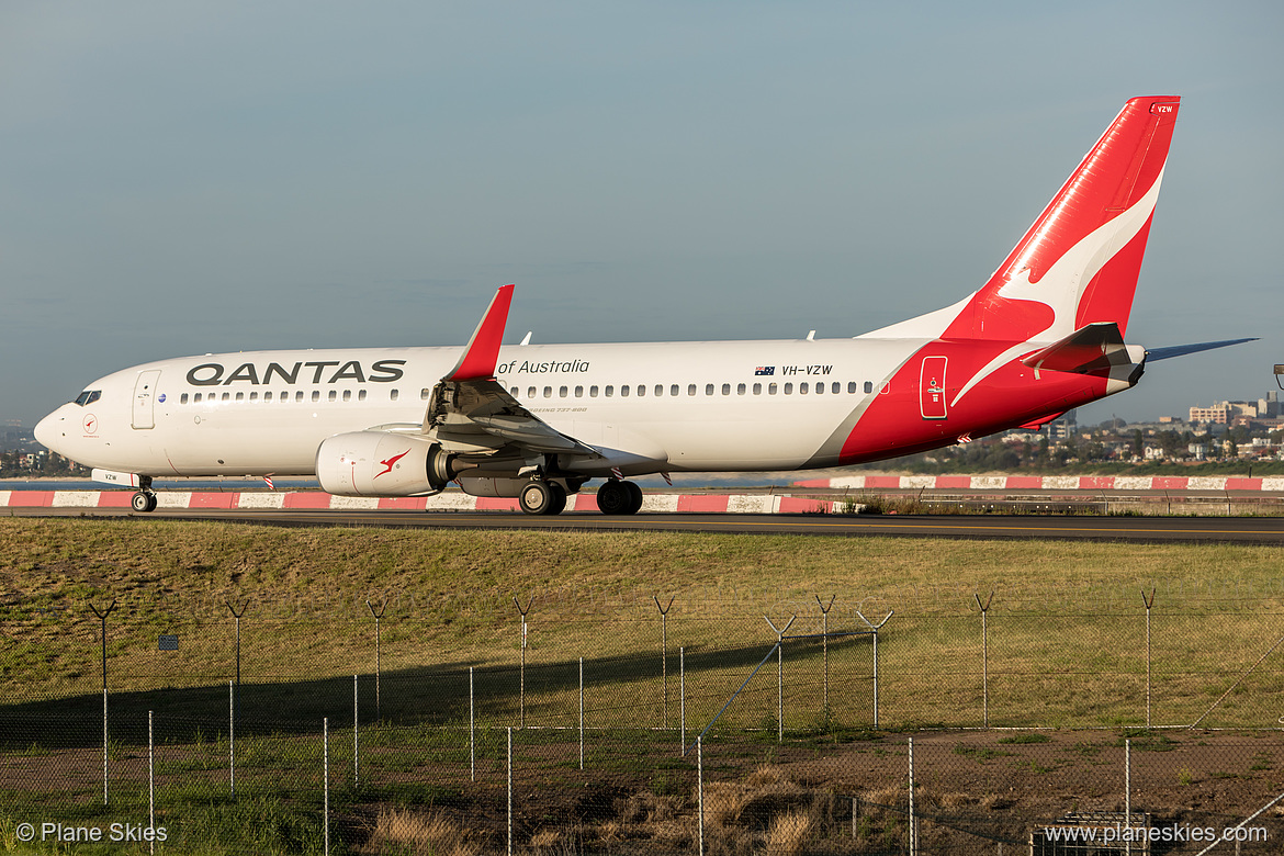 Qantas Boeing 737-800 VH-VZW at Sydney Kingsford Smith International Airport (YSSY/SYD) Qantas Boeing 737-800 VH-VZW at Sydney Kingsford Smith International Airport (YSSY/SYD)