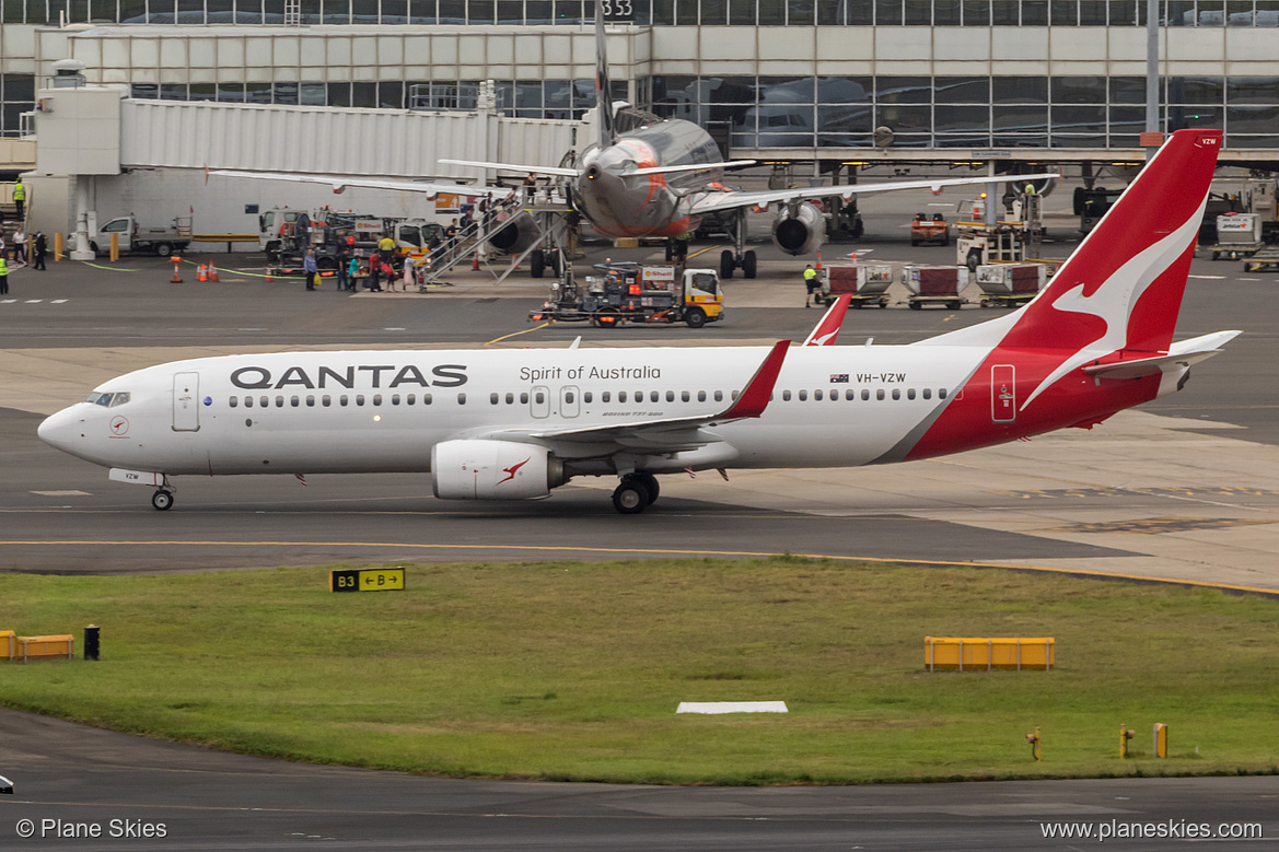 Qantas Boeing 737-800 VH-VZW at Sydney Kingsford Smith International Airport (YSSY/SYD) Qantas Boeing 737-800 VH-VZW at Sydney Kingsford Smith International Airport (YSSY/SYD)