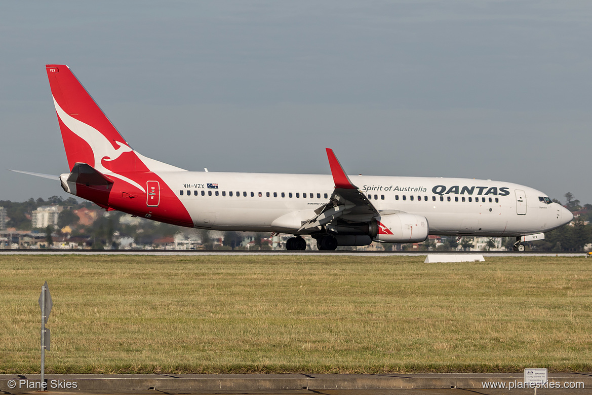 Qantas Boeing 737-800 VH-VZX at Sydney Kingsford Smith International Airport (YSSY/SYD) Qantas Boeing 737-800 VH-VZX at Sydney Kingsford Smith International Airport (YSSY/SYD)