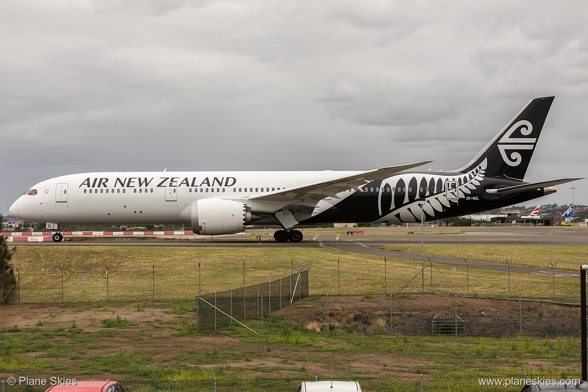 Air New Zealand Boeing 787-9 ZK-NZL at Sydney Kingsford Smith International Airport (YSSY/SYD) Air New Zealand Boeing 787-9 ZK-NZL at Sydney Kingsford Smith International Airport (YSSY/SYD)