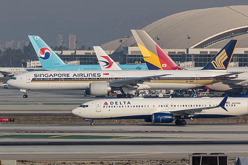 Singapore Airlines Boeing 777-300ER 9V-SWE at Los Angeles International Airport (KLAX/LAX) Singapore Airlines Boeing 777-300ER 9V-SWE at Los Angeles International Airport (KLAX/LAX)