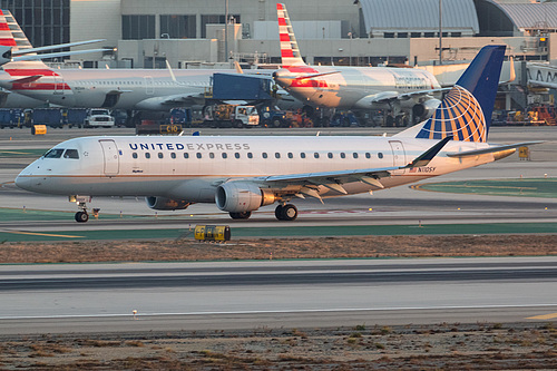 SkyWest Airlines Embraer ERJ-175 N110SY at Los Angeles International Airport (KLAX/LAX)
