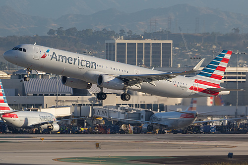 American Airlines Airbus A321-200 N122NN at Los Angeles International Airport (KLAX/LAX)