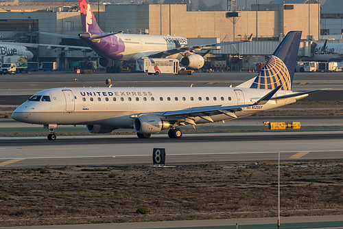 SkyWest Airlines Embraer ERJ-175 N125SY at Los Angeles International Airport (KLAX/LAX) SkyWest Airlines Embraer ERJ-175 N125SY at Los Angeles International Airport (KLAX/LAX)