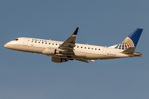 SkyWest Airlines Embraer ERJ-175 N132SY at Los Angeles International Airport (KLAX/LAX)