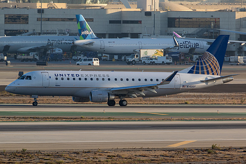 SkyWest Airlines Embraer ERJ-175 N143SY at Los Angeles International Airport (KLAX/LAX)
