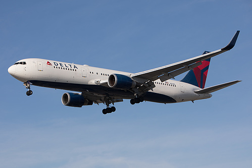 Delta Air Lines Boeing 767-300ER N154DL at Los Angeles International Airport (KLAX/LAX)